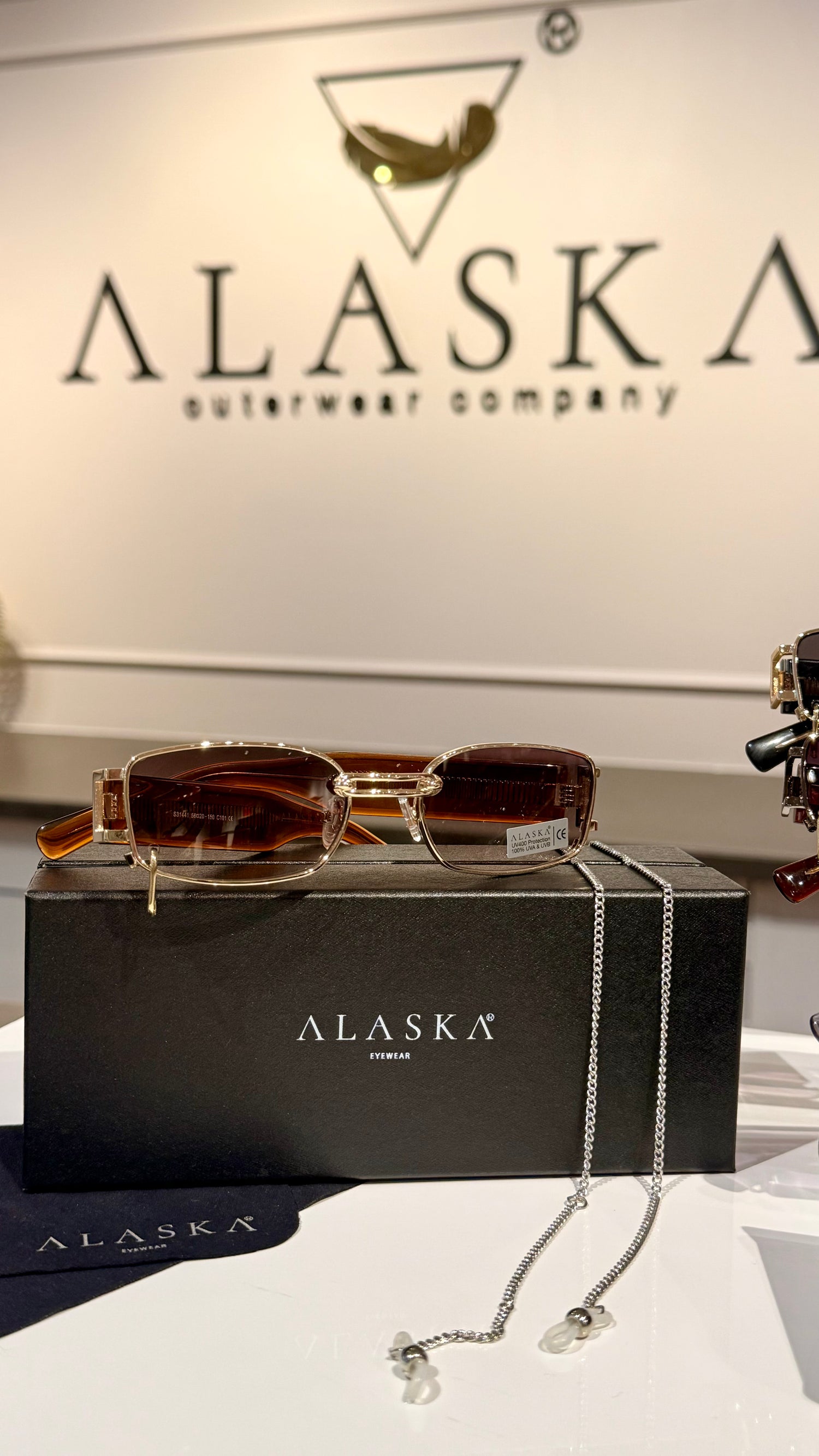 Piercing Rectangular Sunglasses Brown